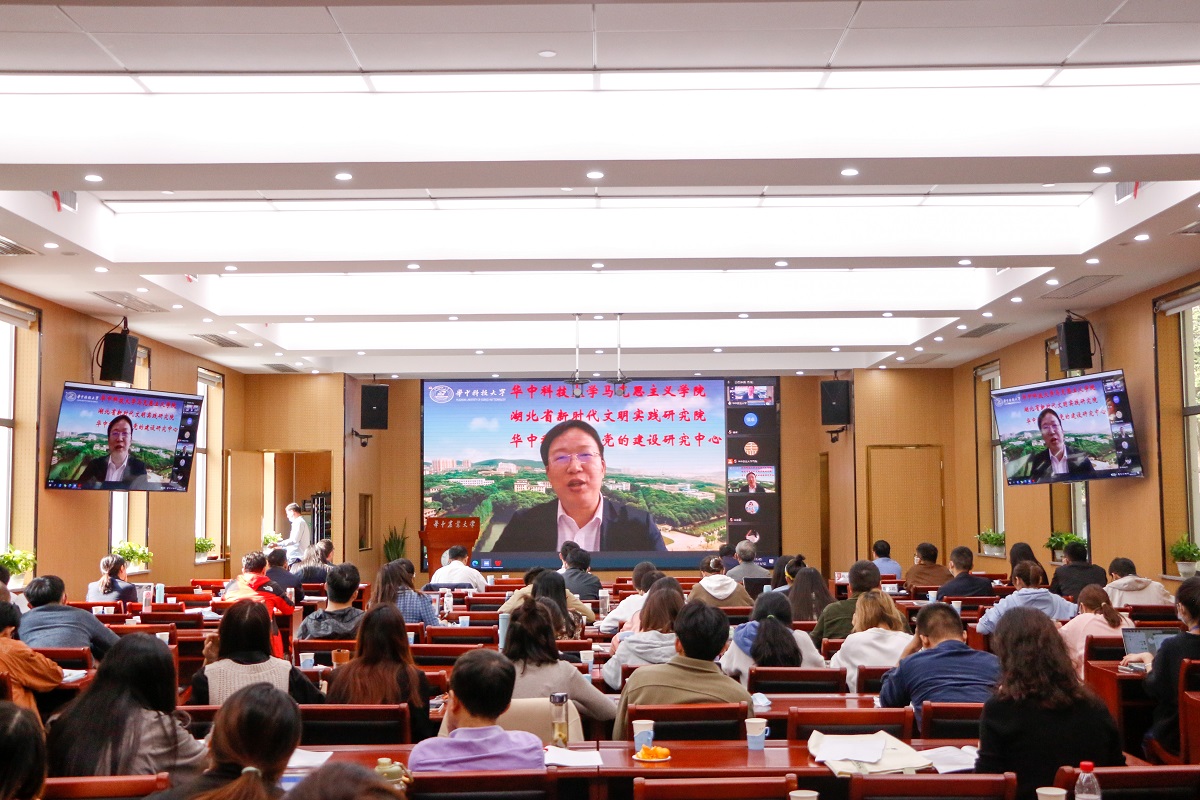 华中科技大学太阳成集团tyc234cc古天乐经理、教授 岳奎作“中国共产党与中华民族伟大复兴”主旨报告【周子恒 摄】