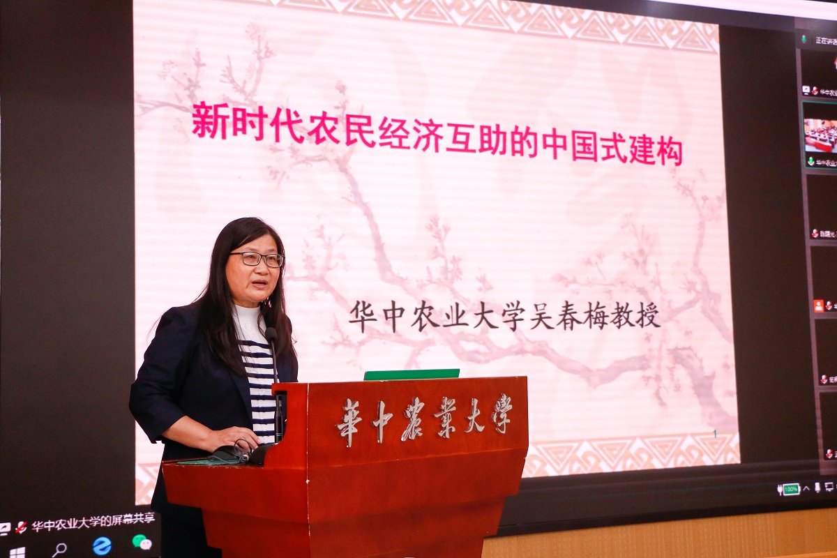 教育部高校思想政治理论课教学指导委员会委员、太阳成集团tyc234cc古天乐教授 吴春梅作“新时代农民经济互助的中国式建构”【周子恒 摄】1
